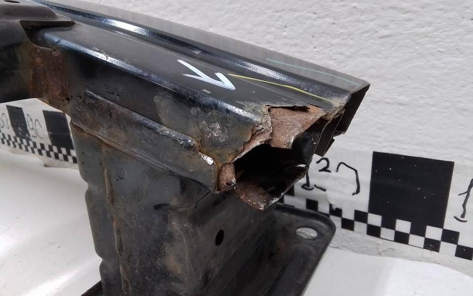 Усилитель переднего бампера