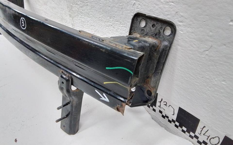 Усилитель переднего бампера