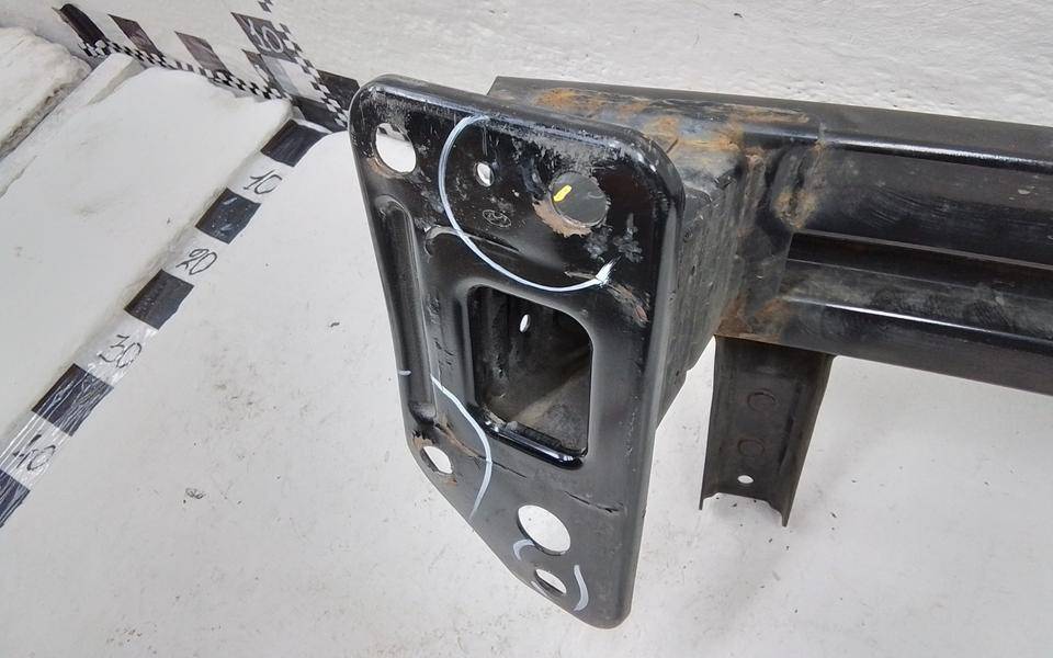 Усилитель переднего бампера