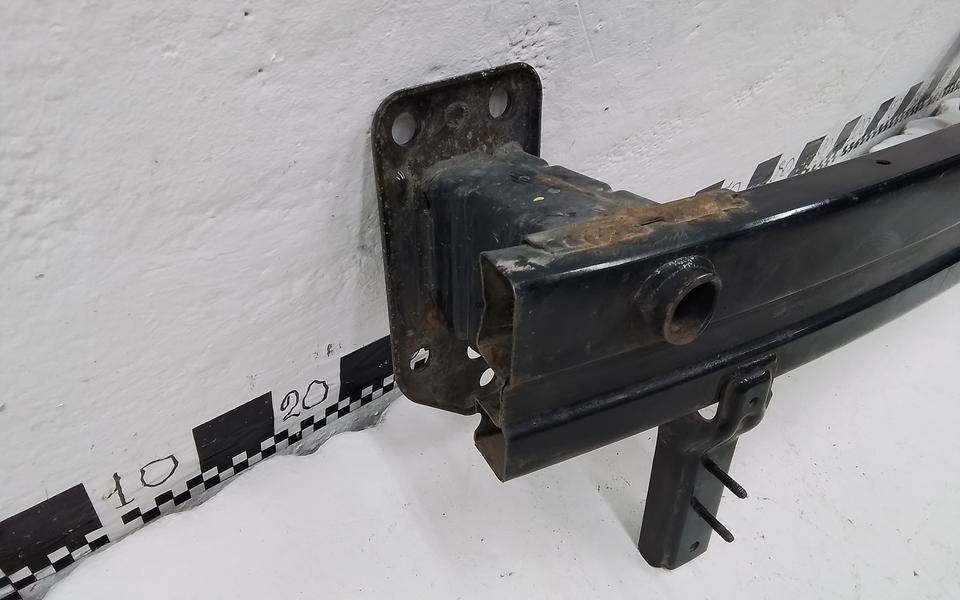 Усилитель переднего бампера