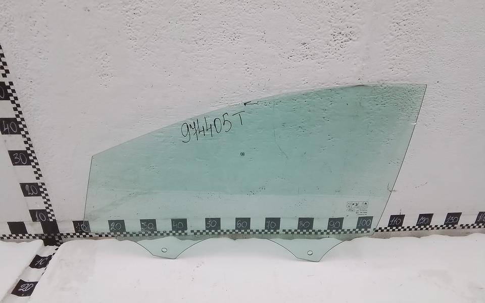 Стекло двери передней левой