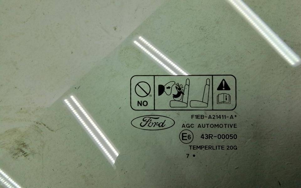 Стекло двери передней левой