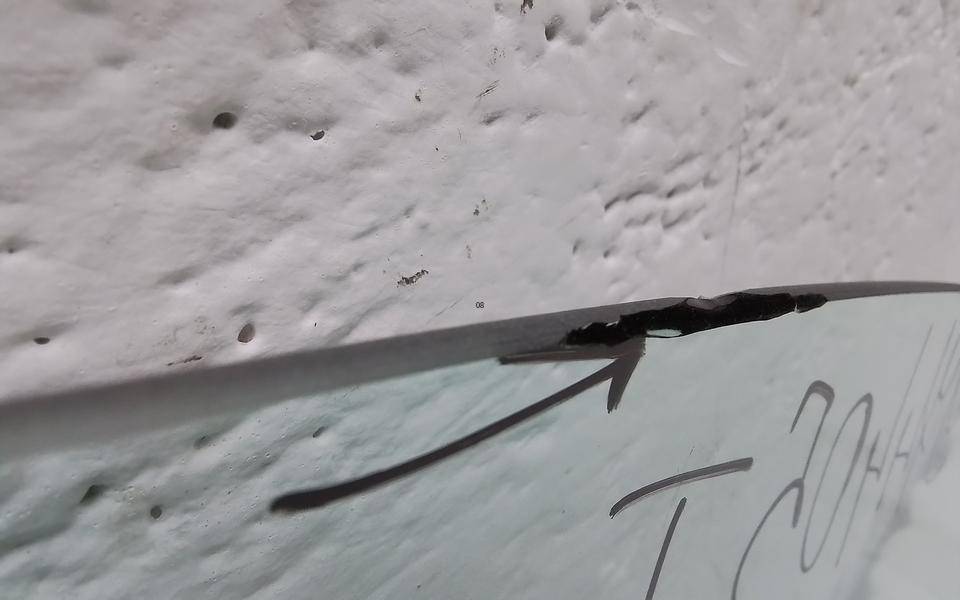 Стекло двери передней левой