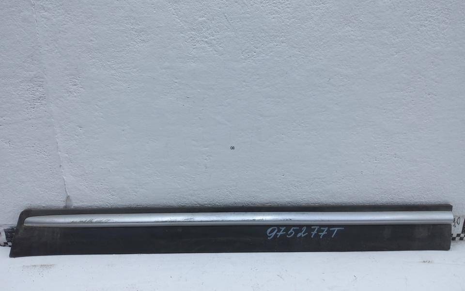 Накладка двери передней правой