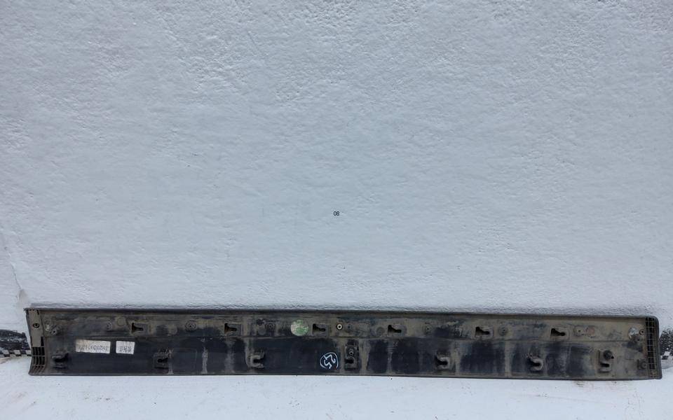 Накладка двери передней правой