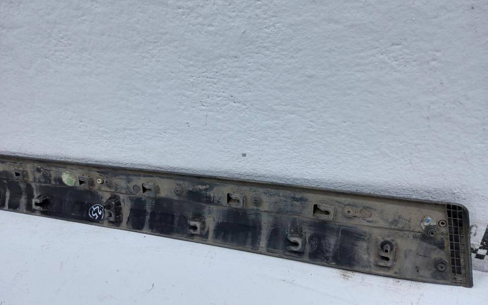 Накладка двери передней правой