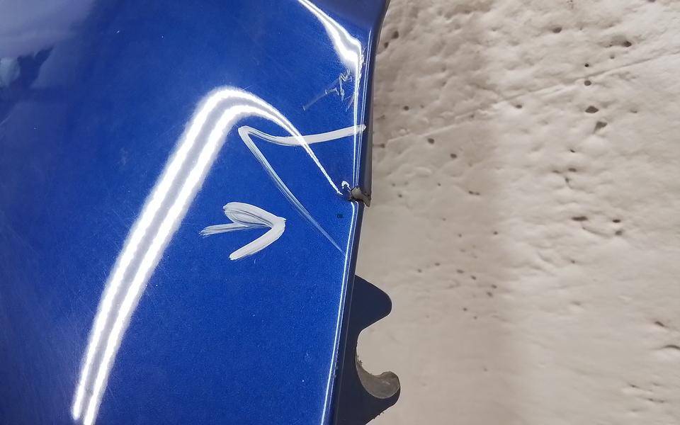 Крыло переднее правое