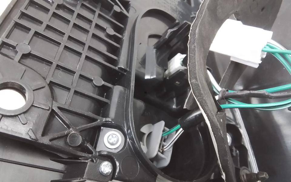 Фонарь задний наружный левый