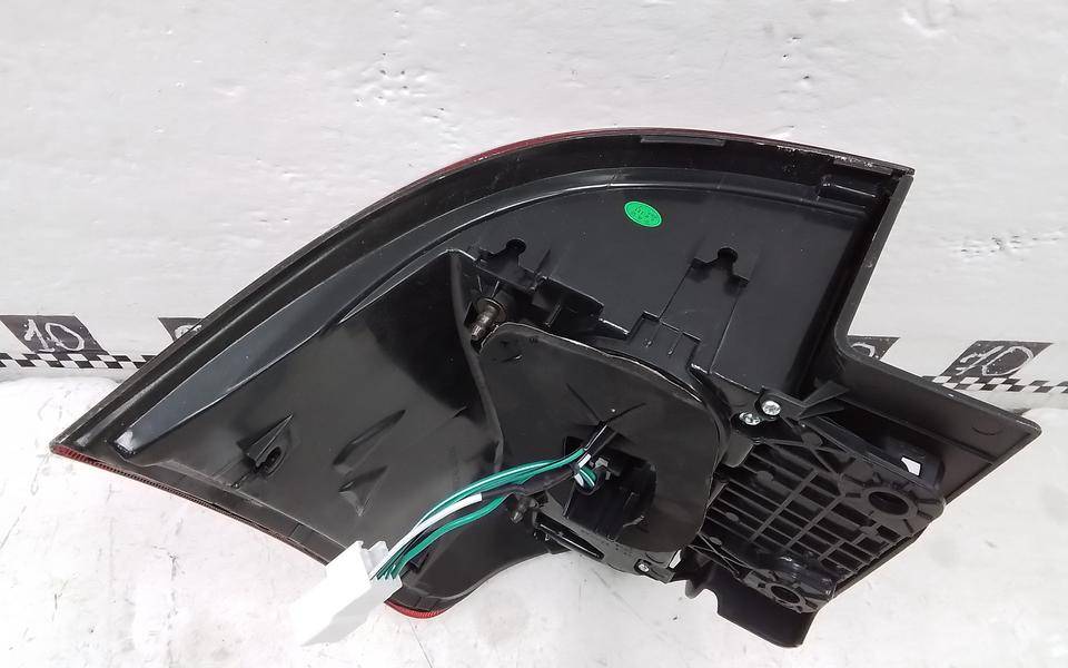 Фонарь задний наружный левый