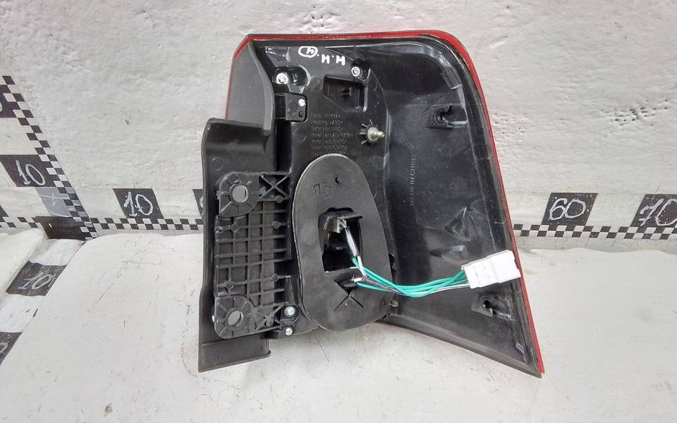 Фонарь задний наружный левый