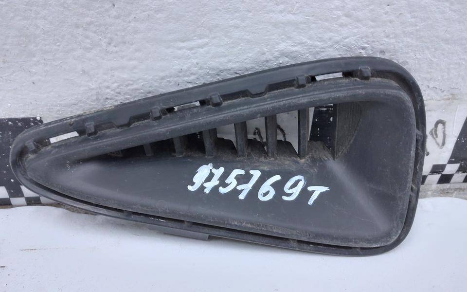 Заглушка бампера правая