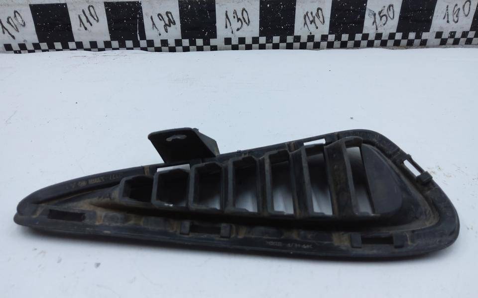 Заглушка бампера правая