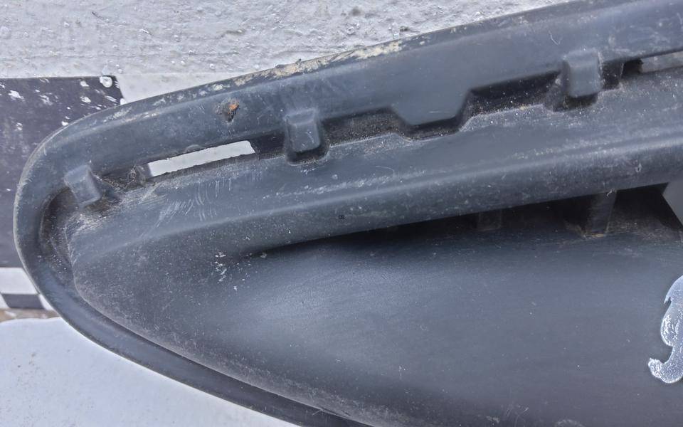 Заглушка бампера правая