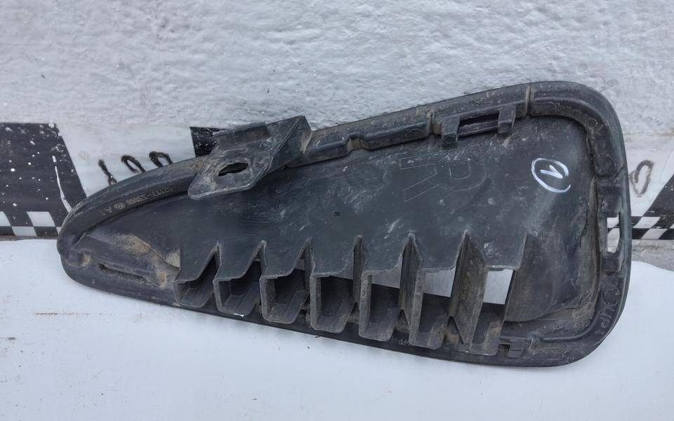 Заглушка бампера правая