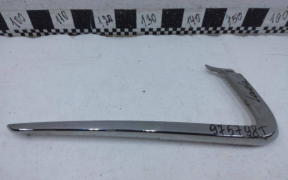 Молдинг переднего бампера левый