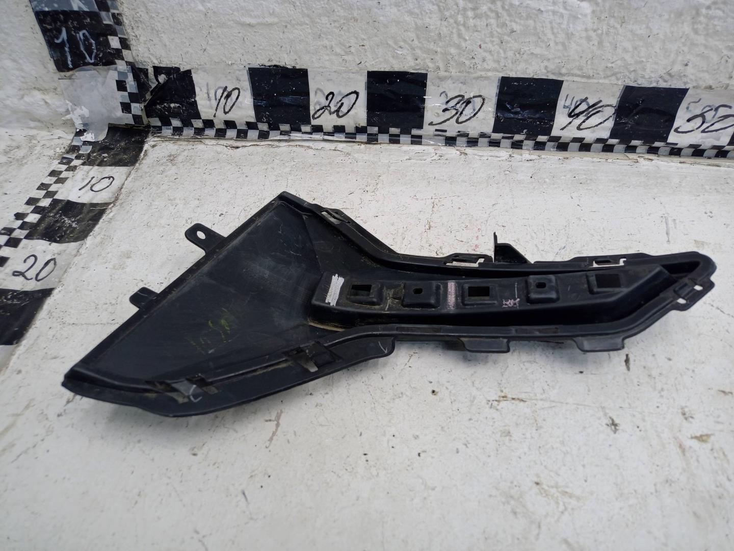 Рамка противотуманной фары правой