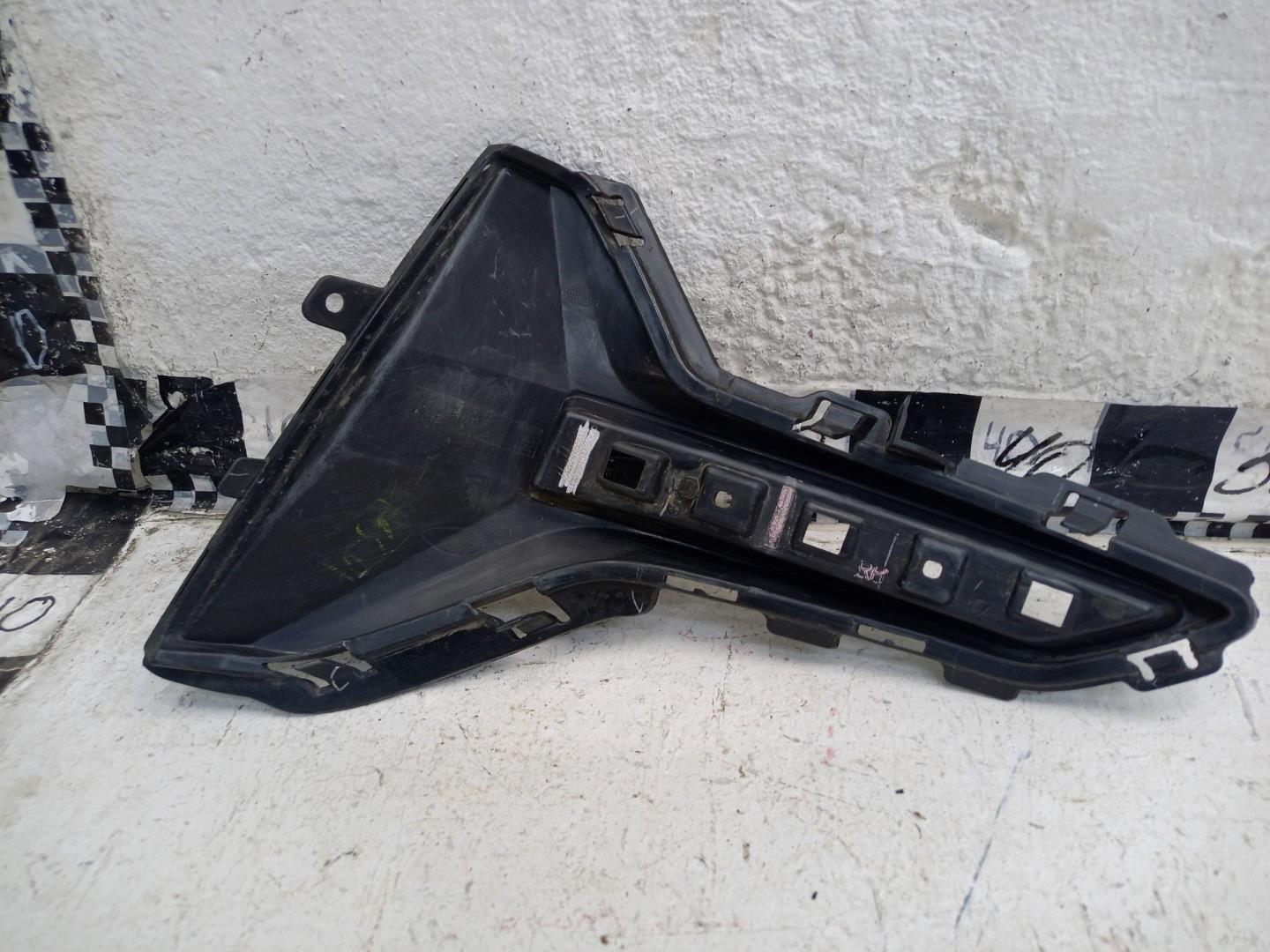 Рамка противотуманной фары правой