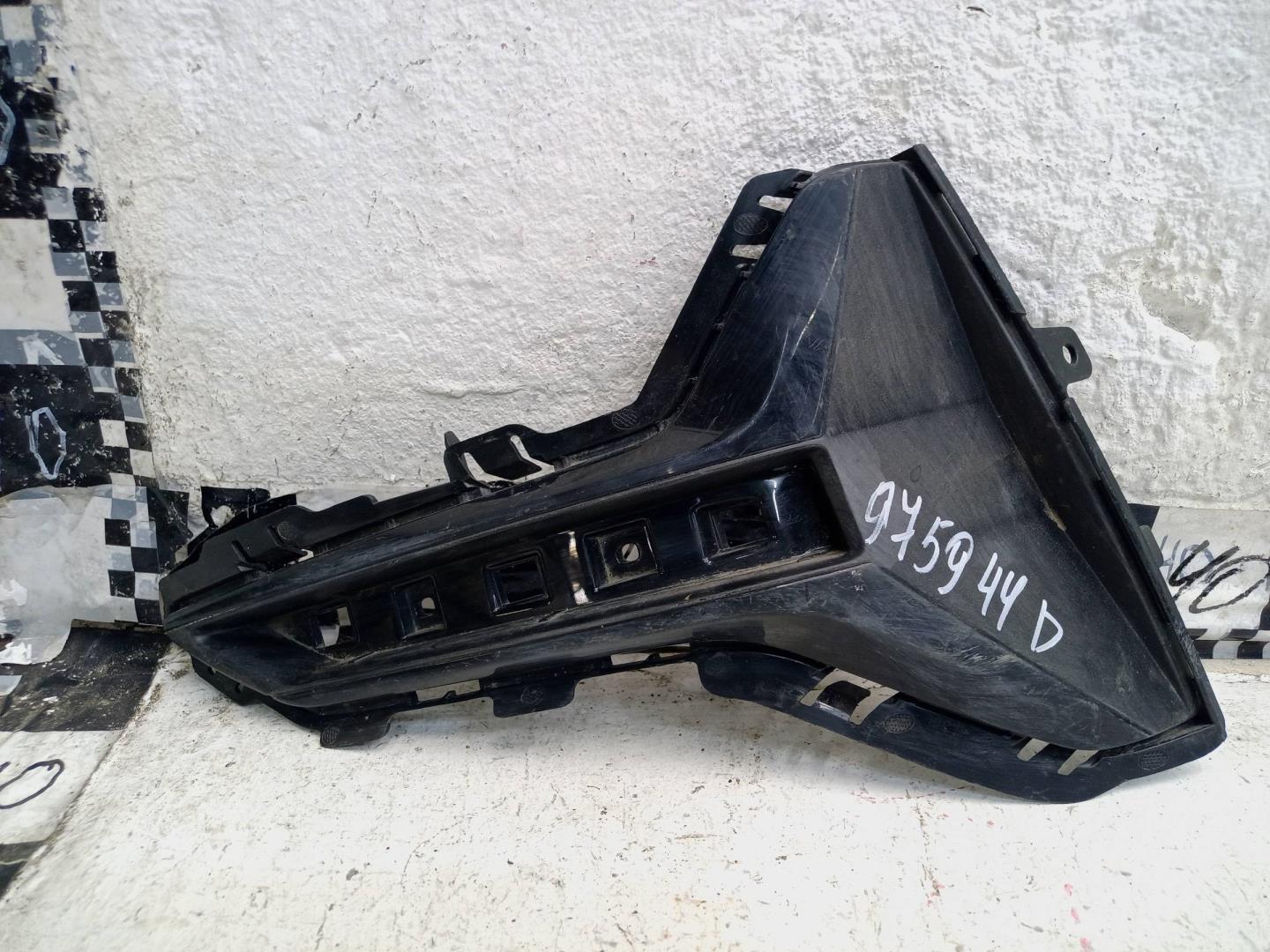 Рамка противотуманной фары правой