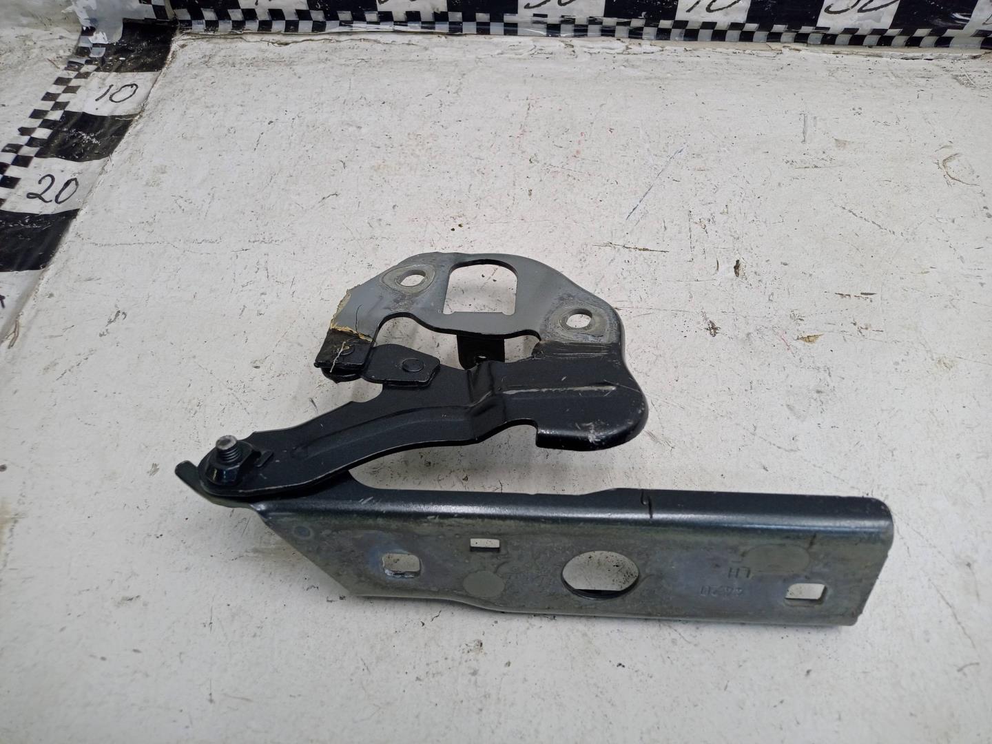 Петля капота левая