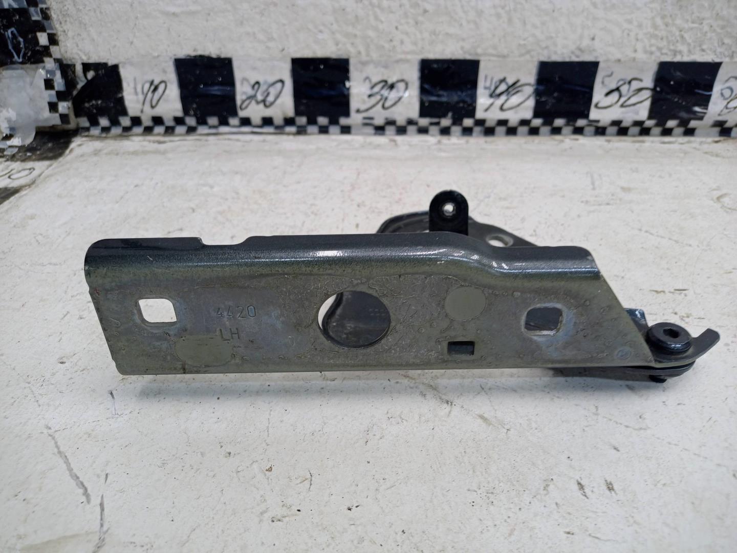 Петля капота левая