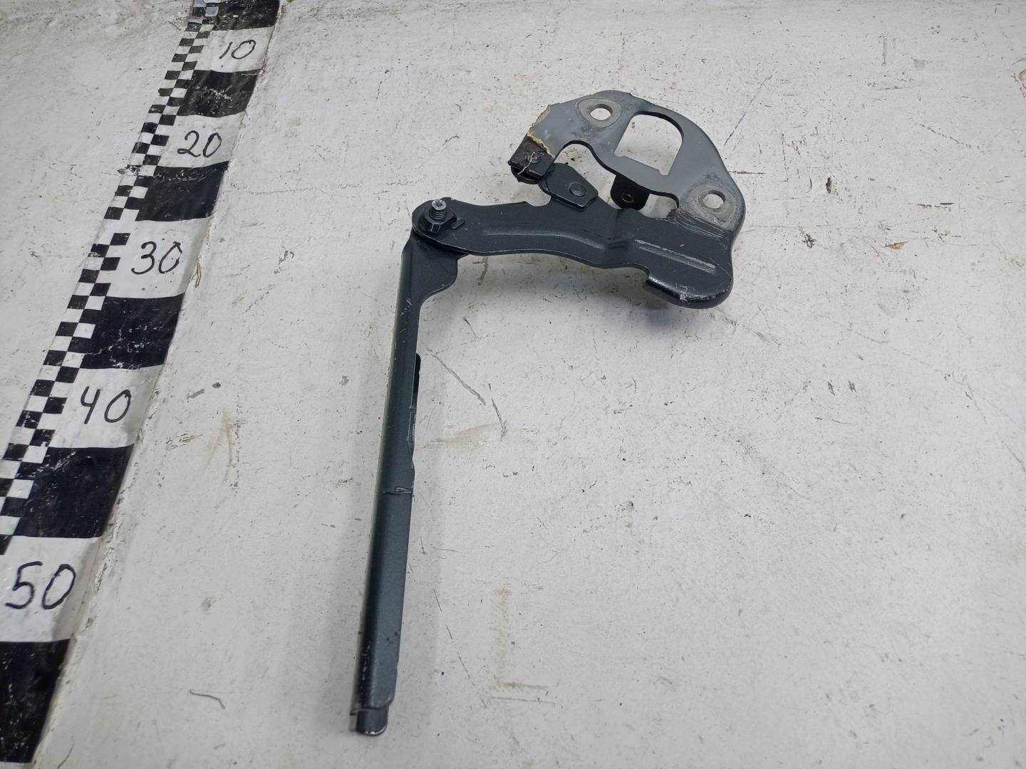 Петля капота левая