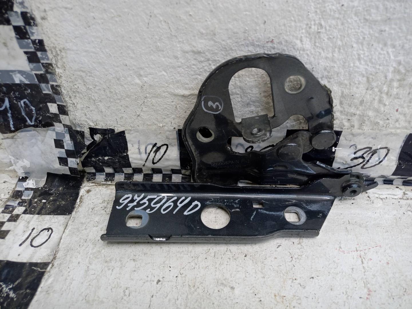 Петля капота левая