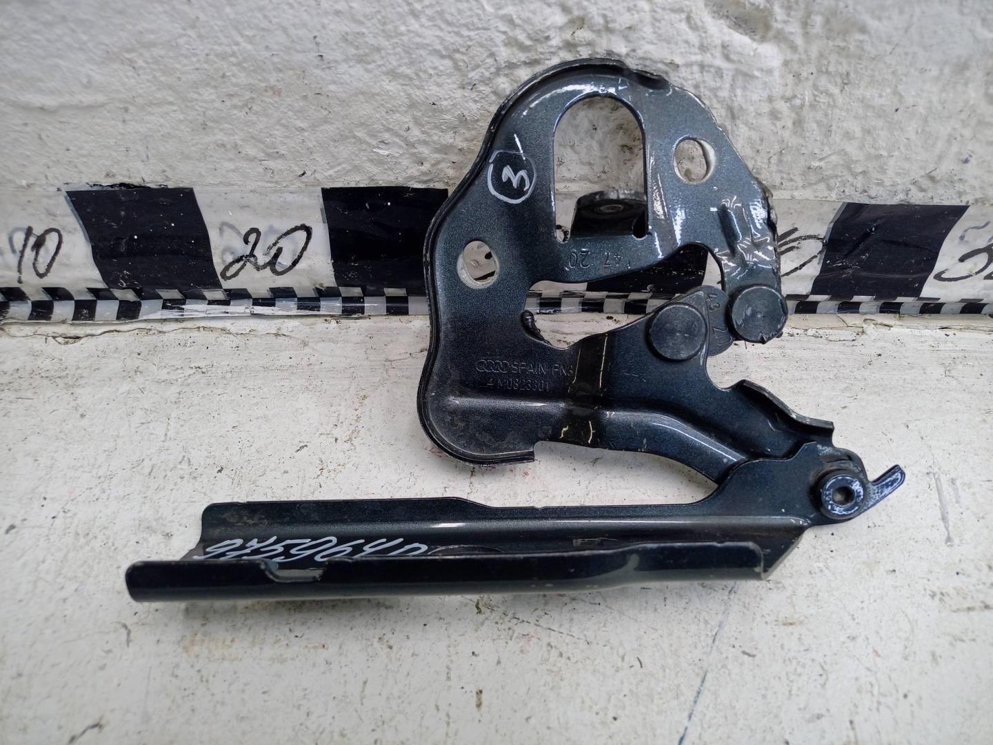 Петля капота левая