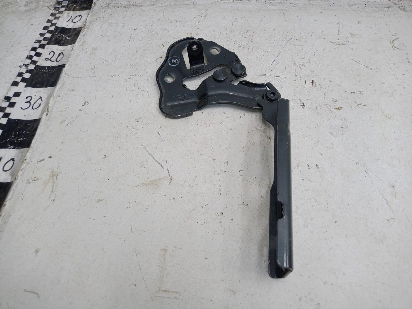 Петля капота левая