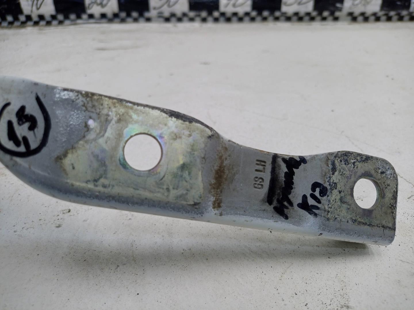 Петля капота левая