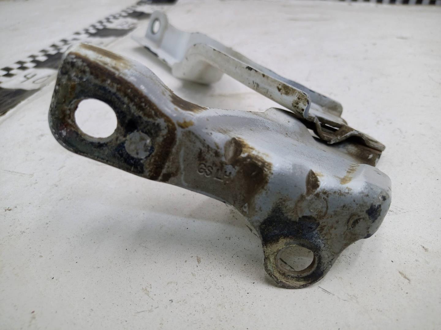 Петля капота левая