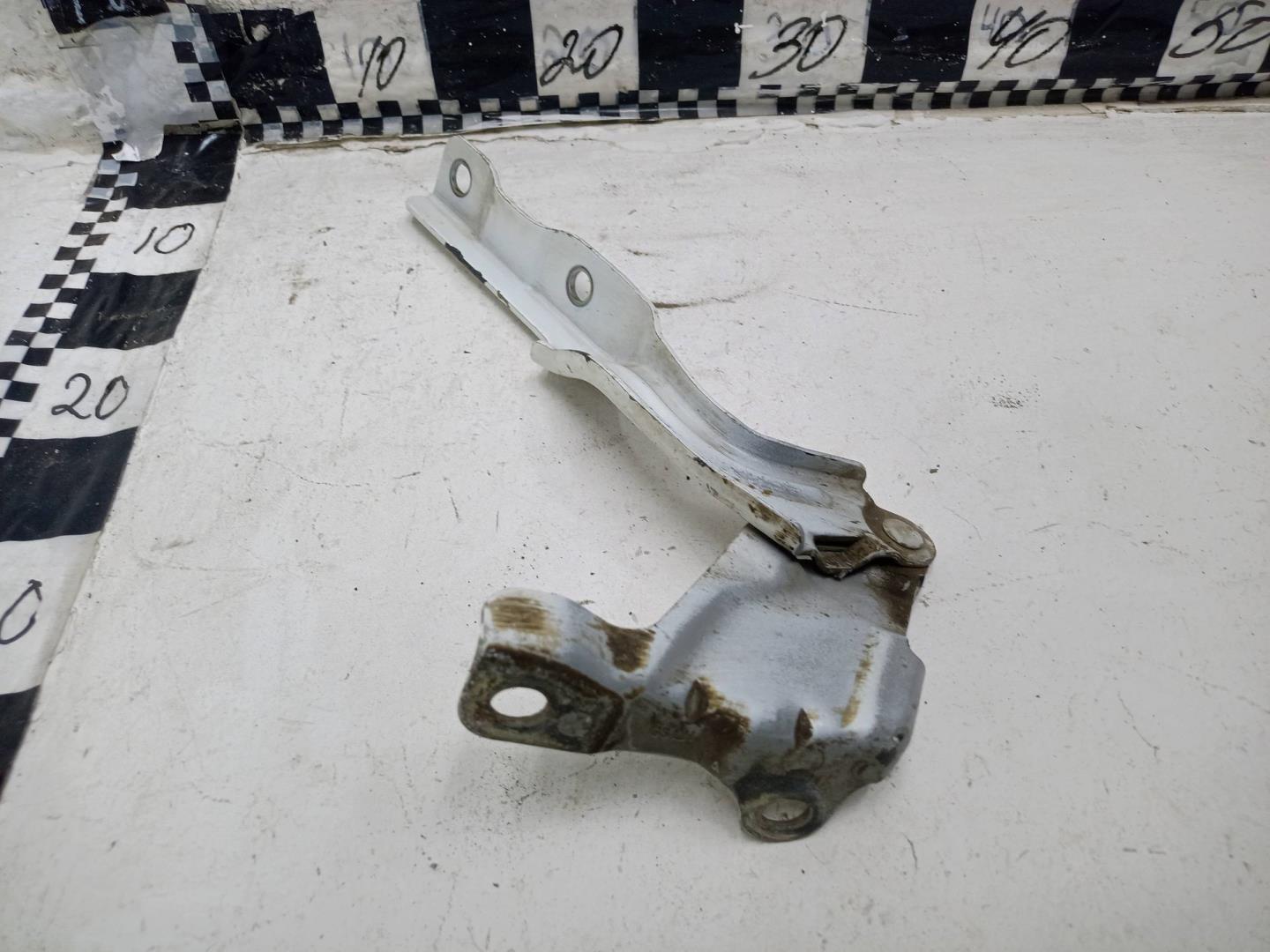 Петля капота левая