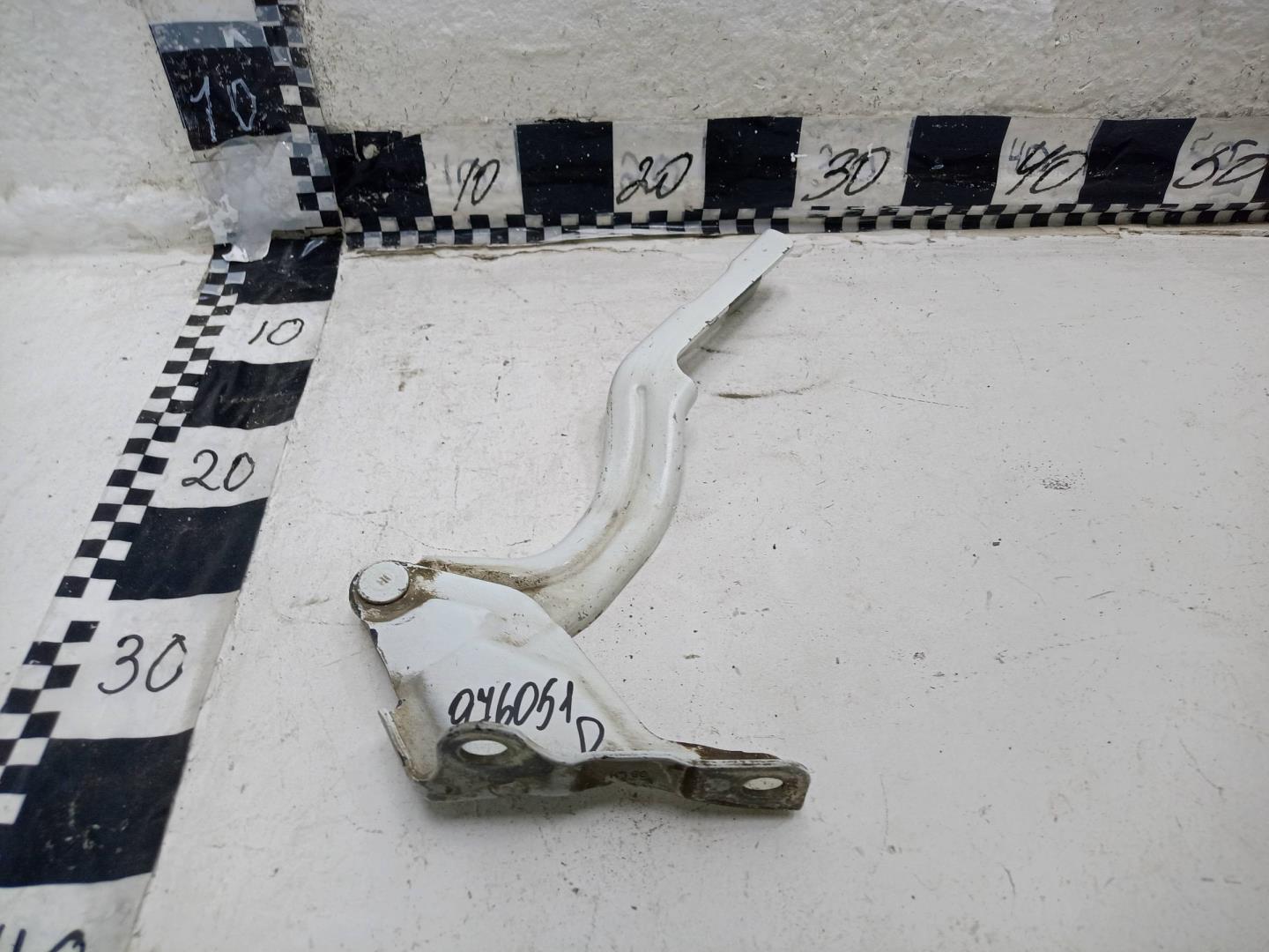 Петля капота левая