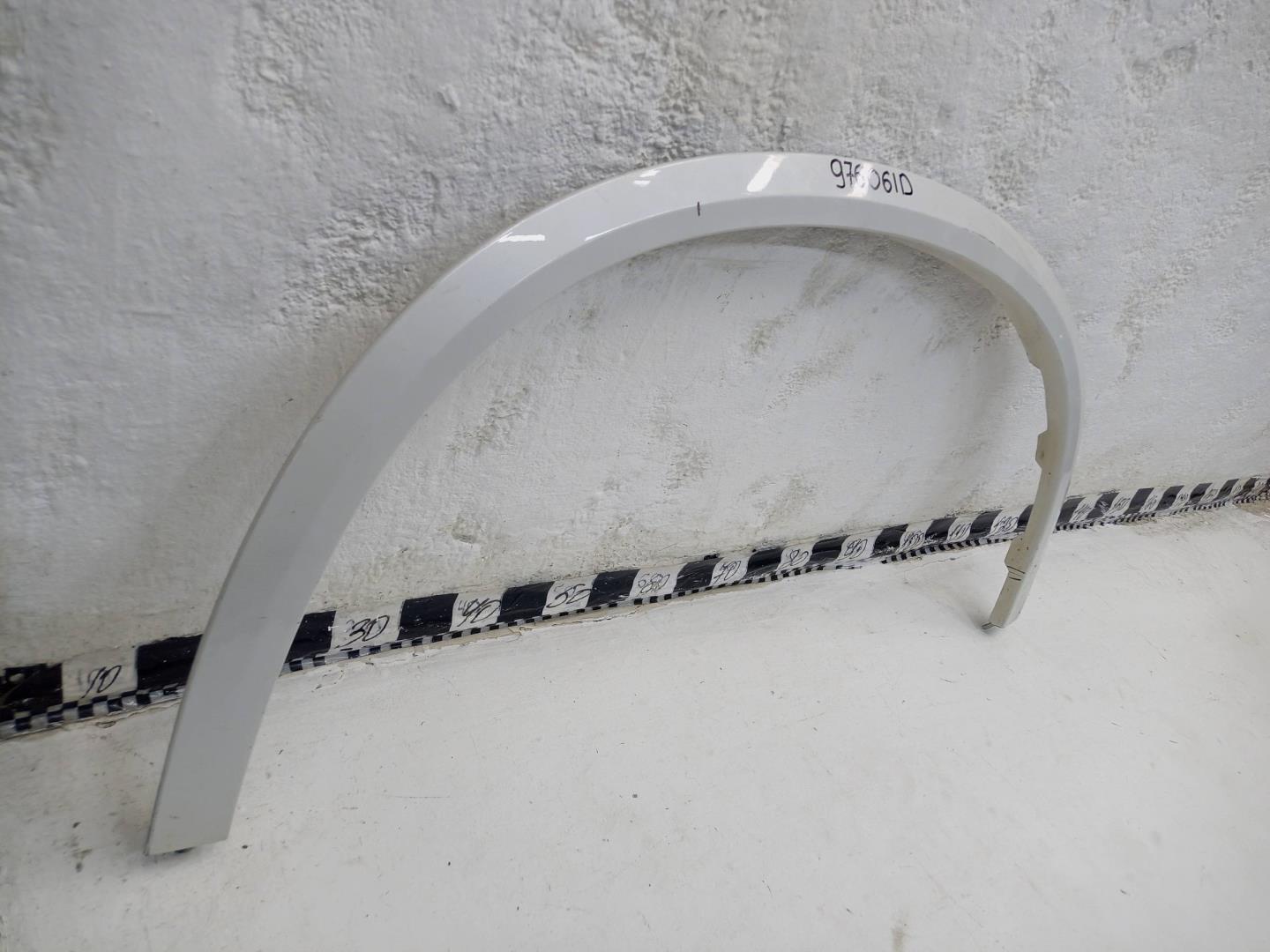 Накладка переднего крыла правого