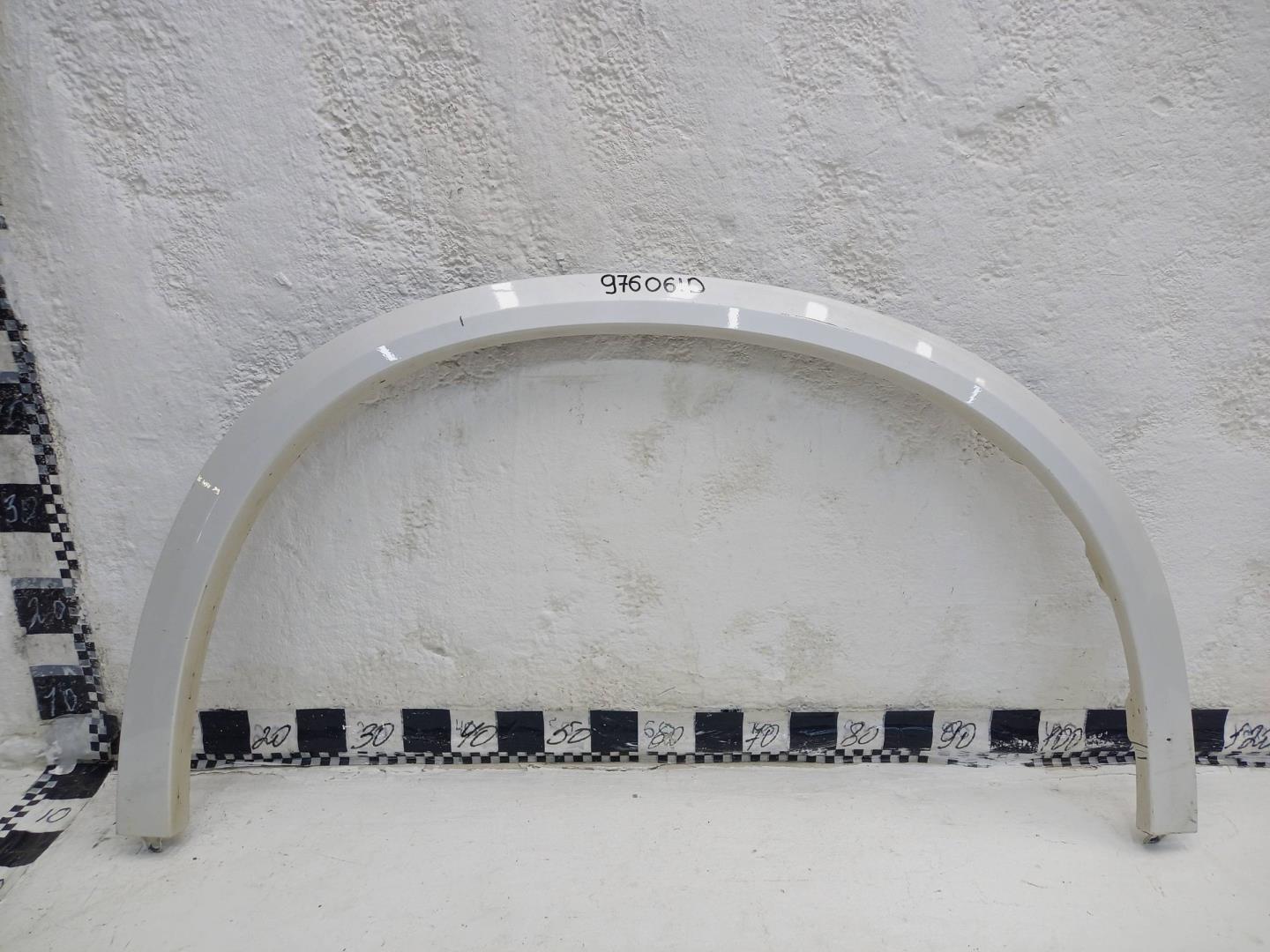 Накладка переднего крыла правого