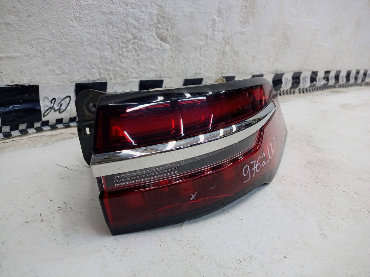 Фонарь задний наружный правый