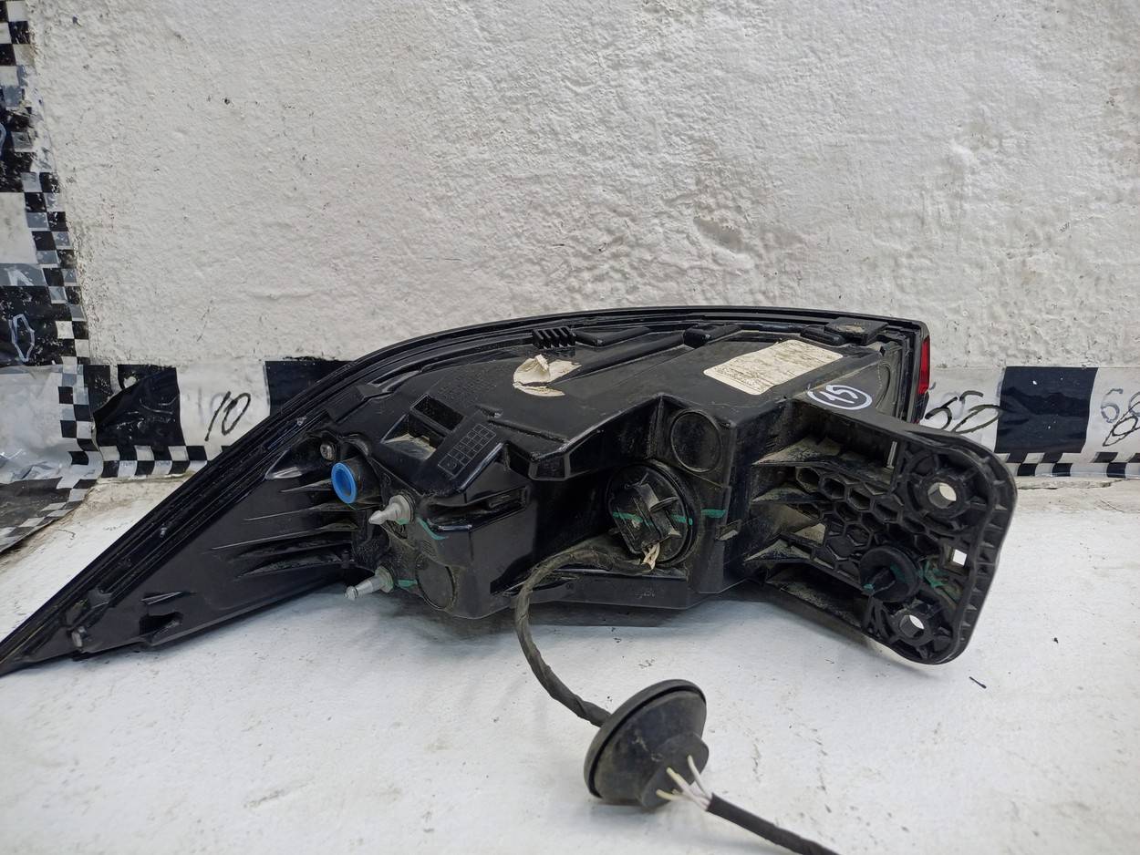 Фонарь задний наружный правый