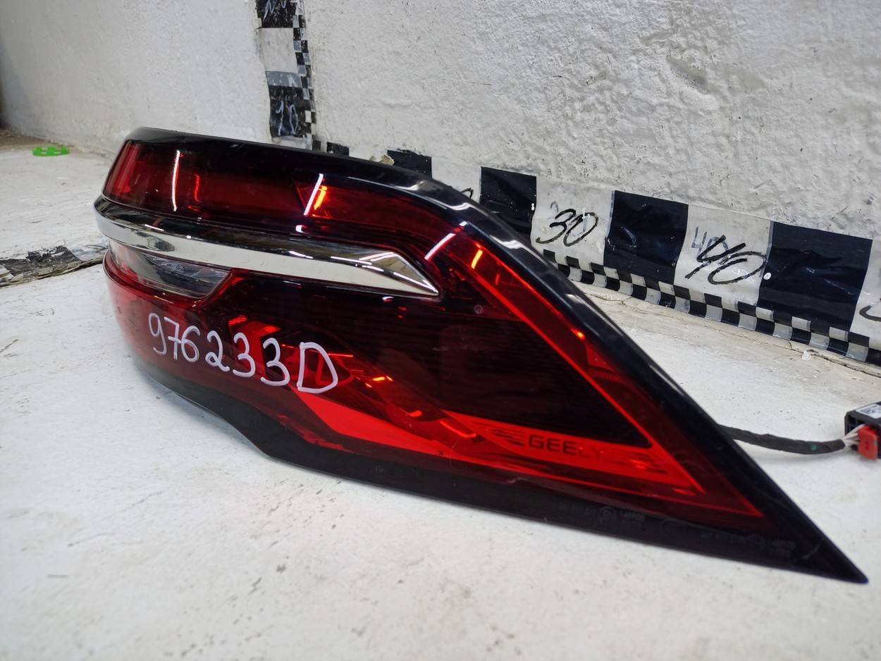 Фонарь задний наружный правый