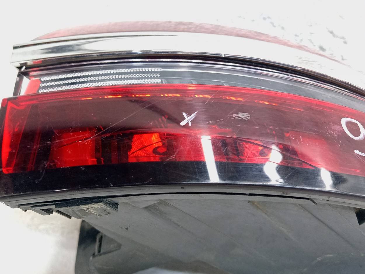 Фонарь задний наружный правый