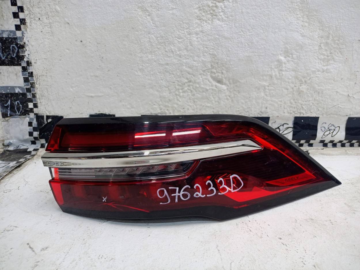 Фонарь задний наружный правый