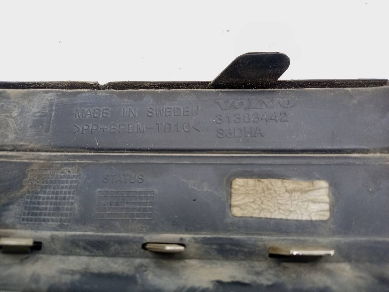 Заглушка бампера правая