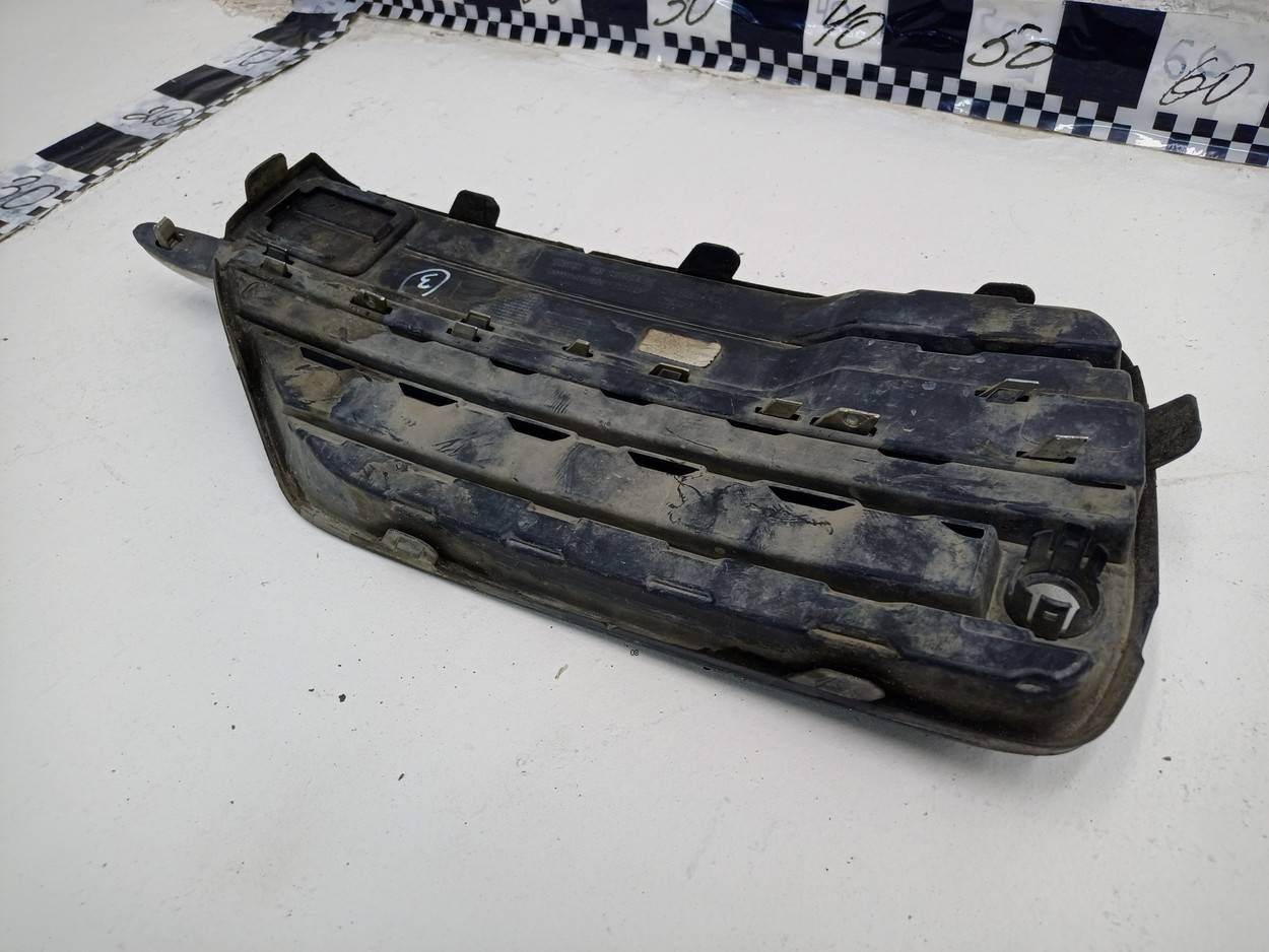 Заглушка бампера правая