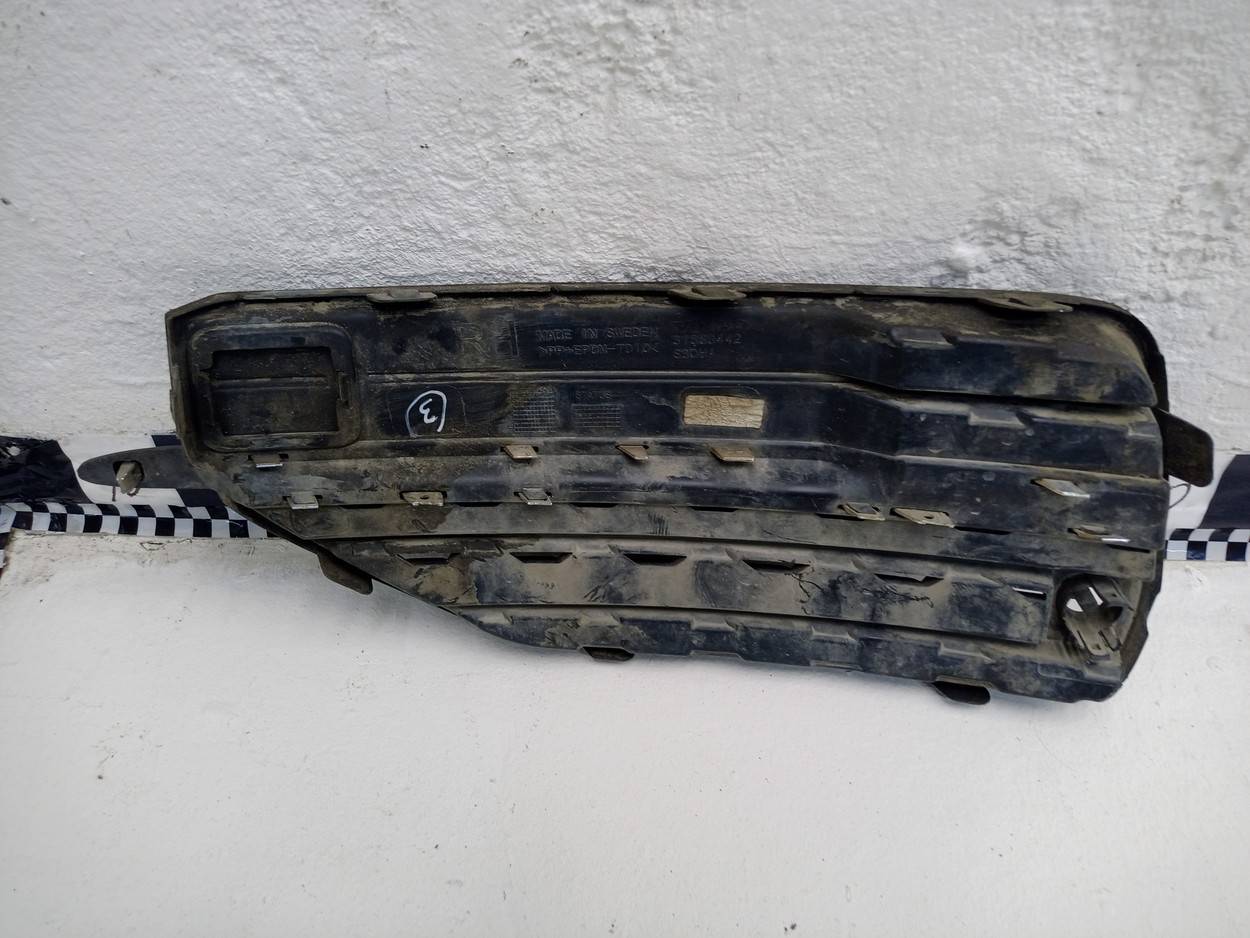 Заглушка бампера правая