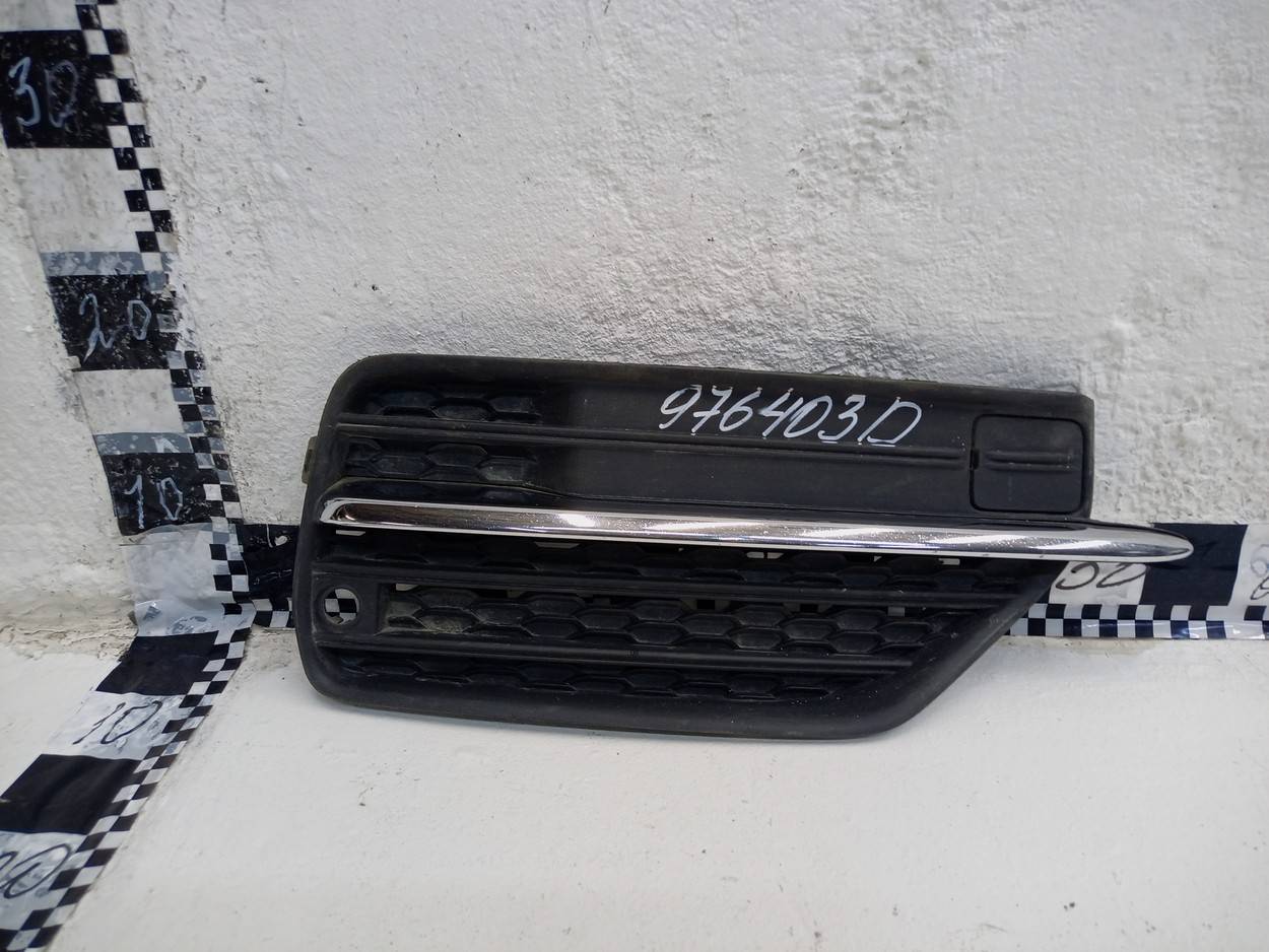 Заглушка бампера правая