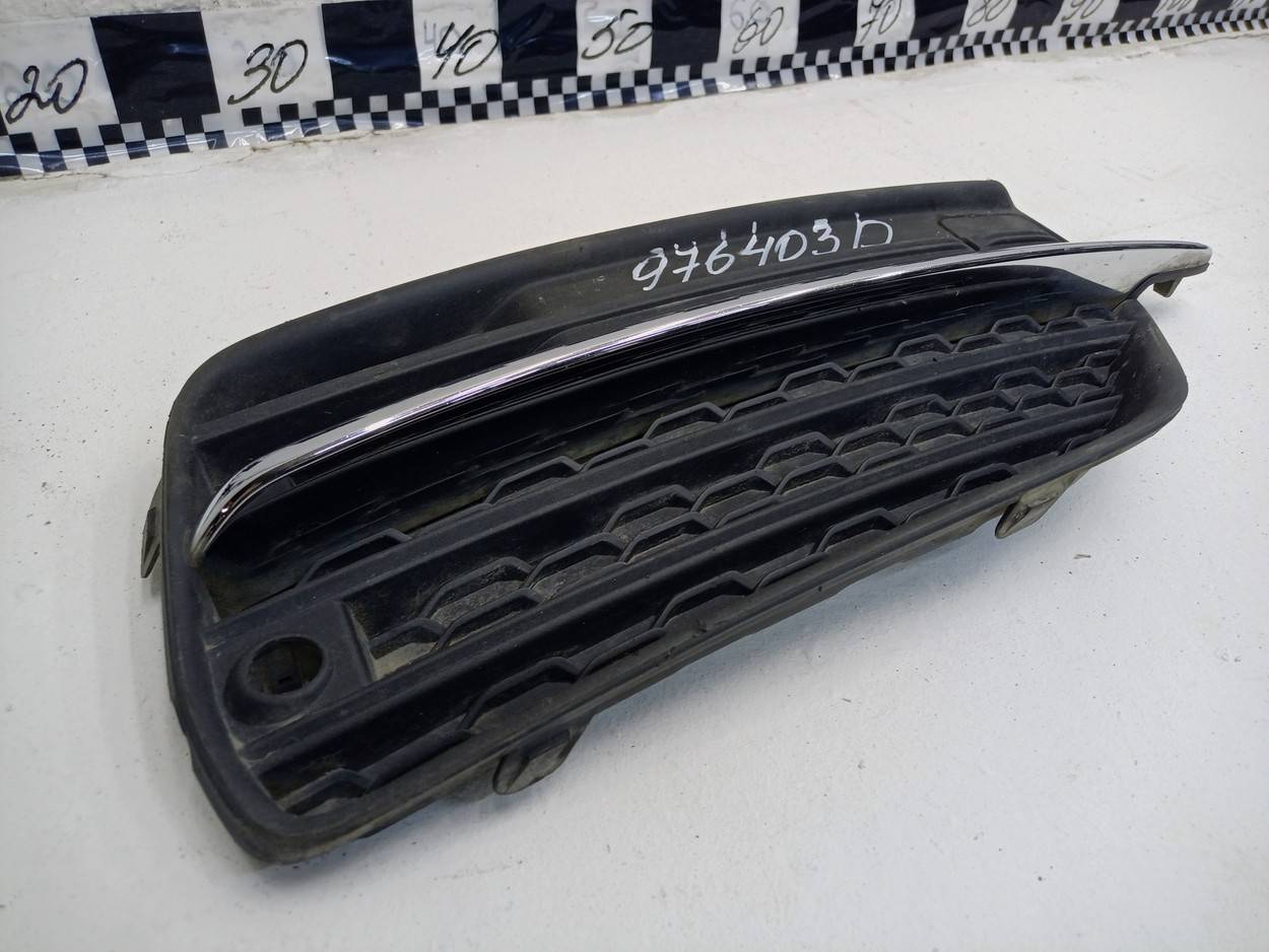 Заглушка бампера правая