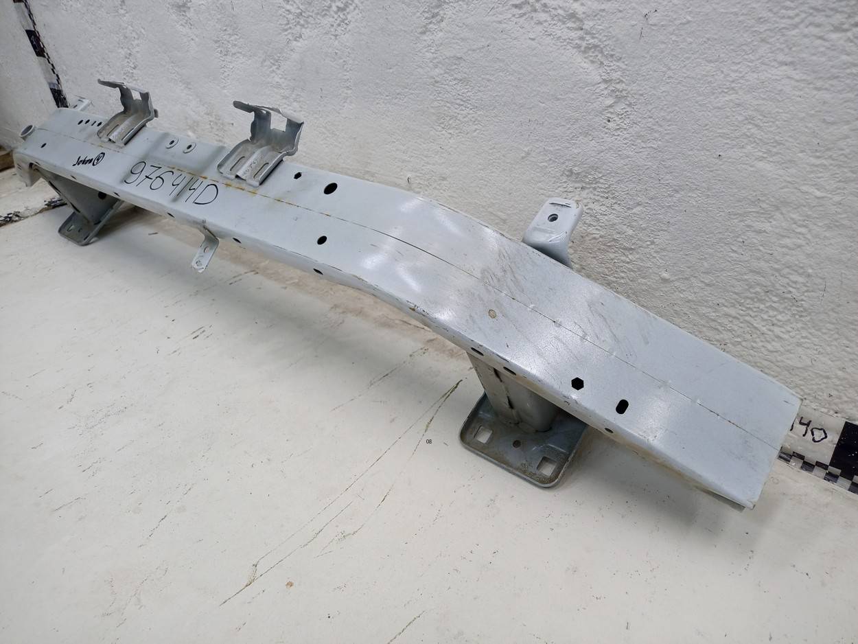 Усилитель переднего бампера