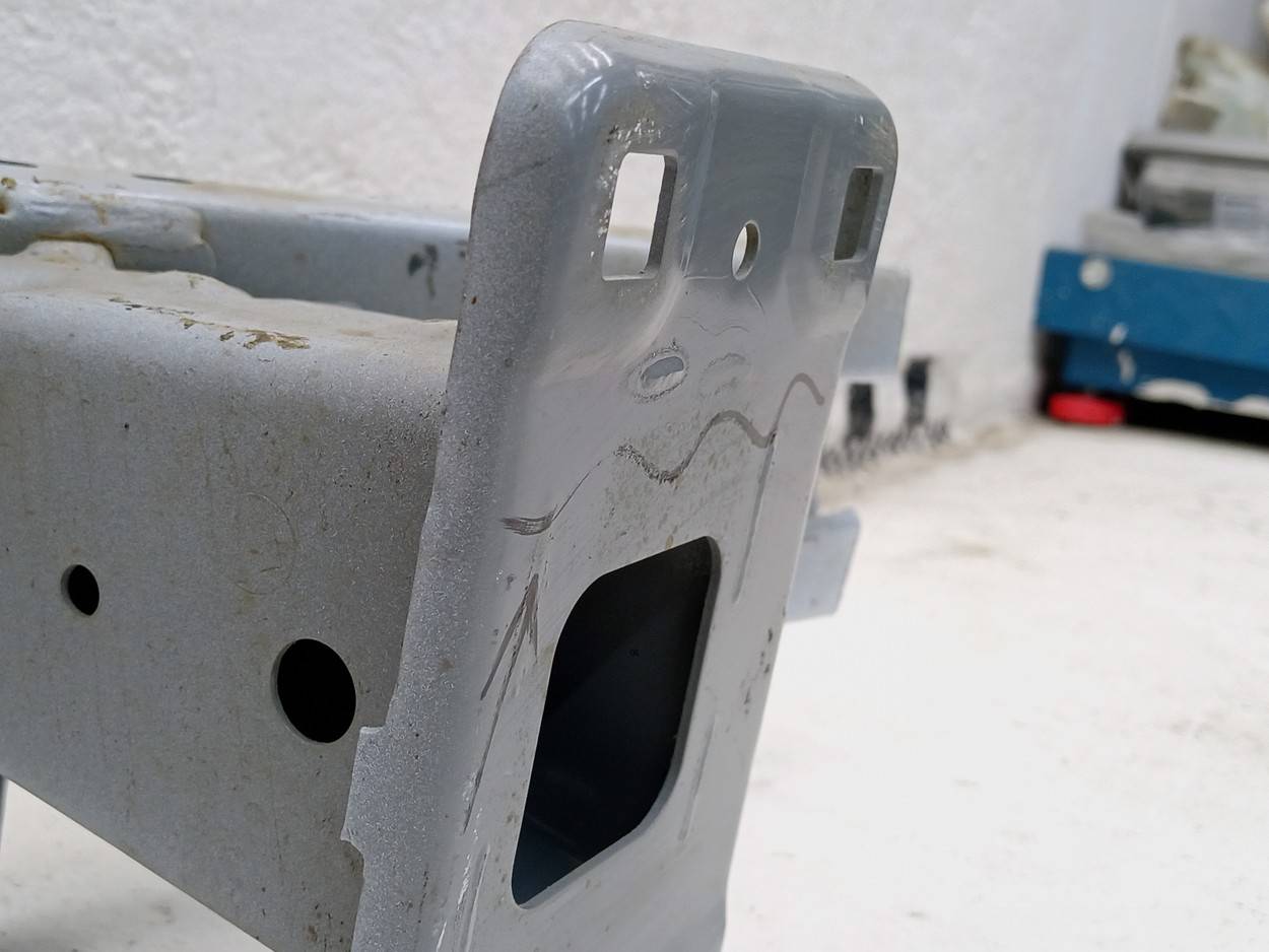 Усилитель переднего бампера