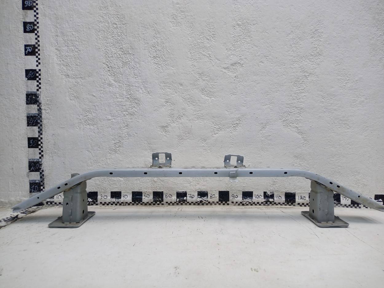 Усилитель переднего бампера