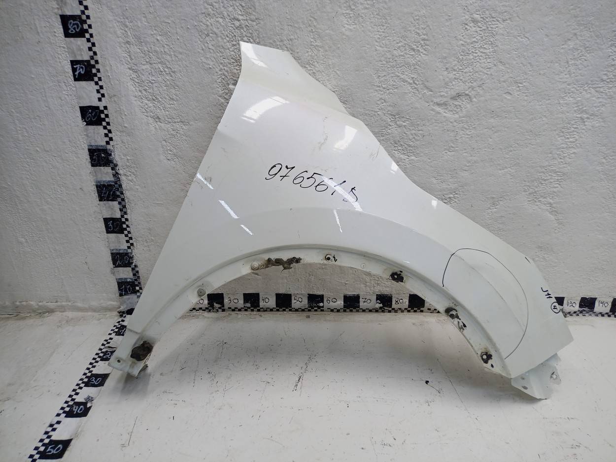 Крыло переднее правое