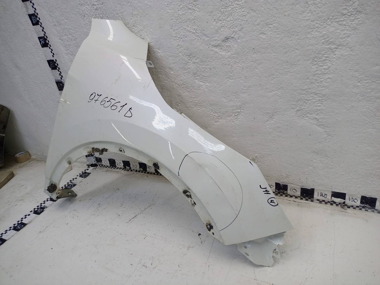 Крыло переднее правое