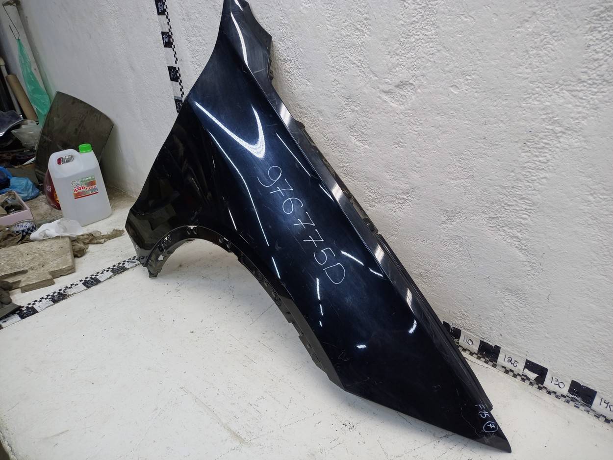 Крыло переднее правое